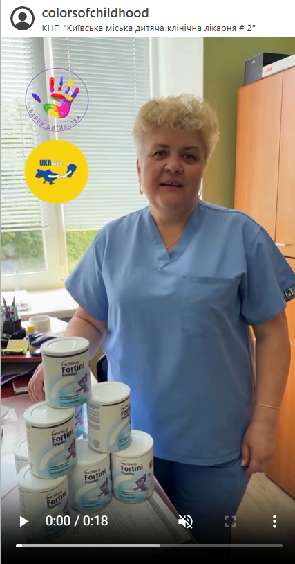 En Ukraine, une puéricultrice reçoit une livraison de lait infantile.