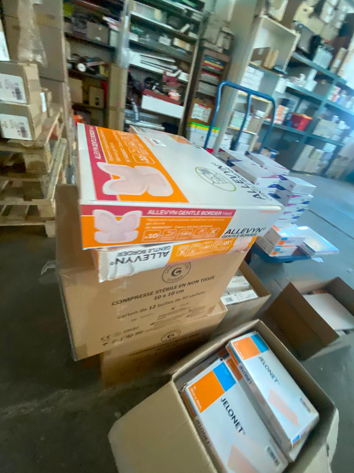 Grosse pile de boîtes de compresses