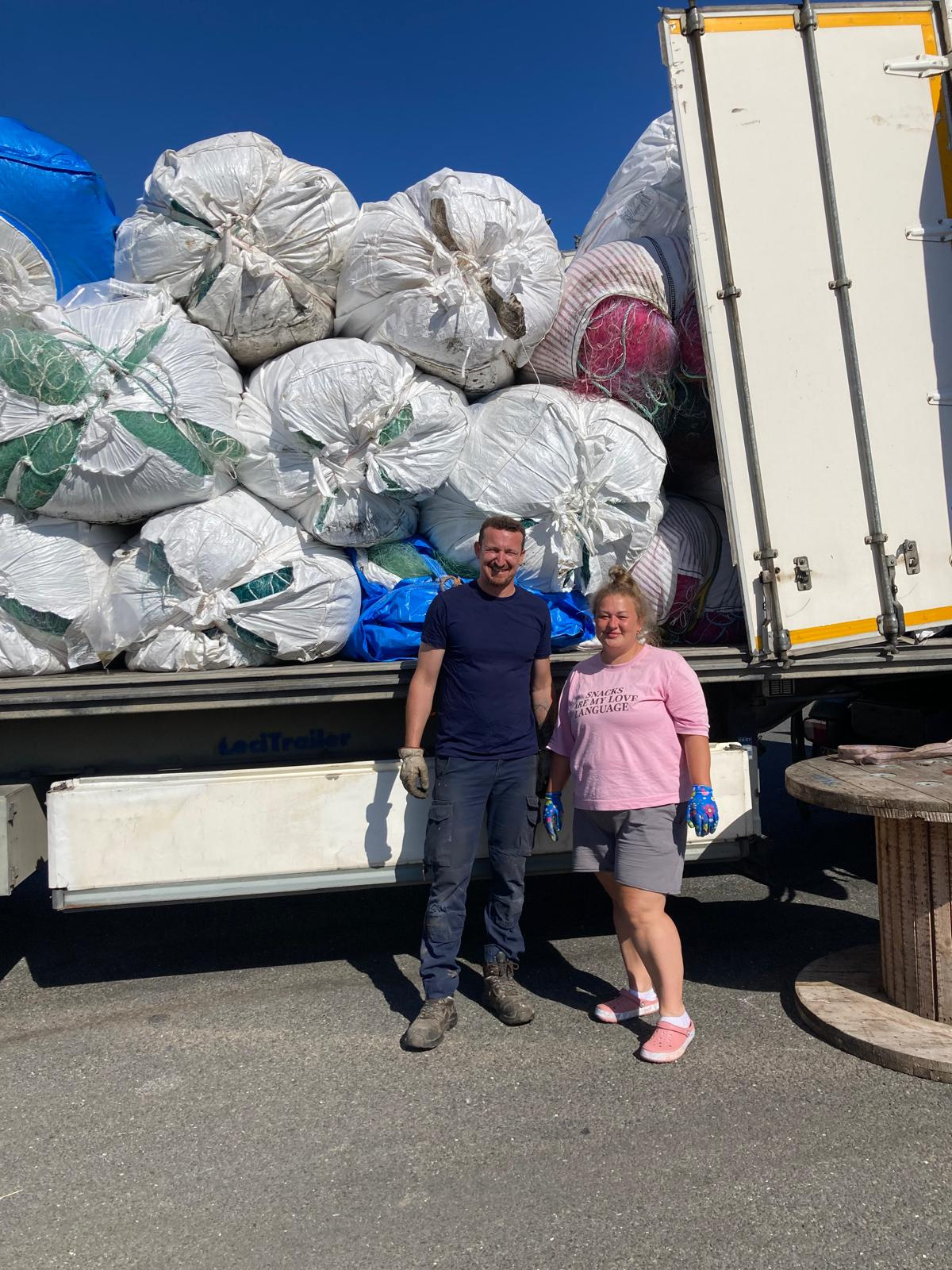 A Roscoff, un bénévole et la conductrice ukrainienne posent devant le camion rempli de big bag de filets.